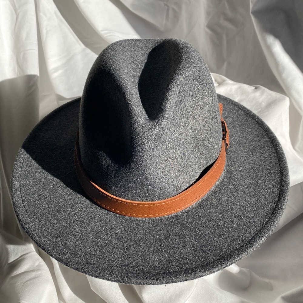 Gray wool and polyester blend wide brimmed hat with leather band & silver buckle